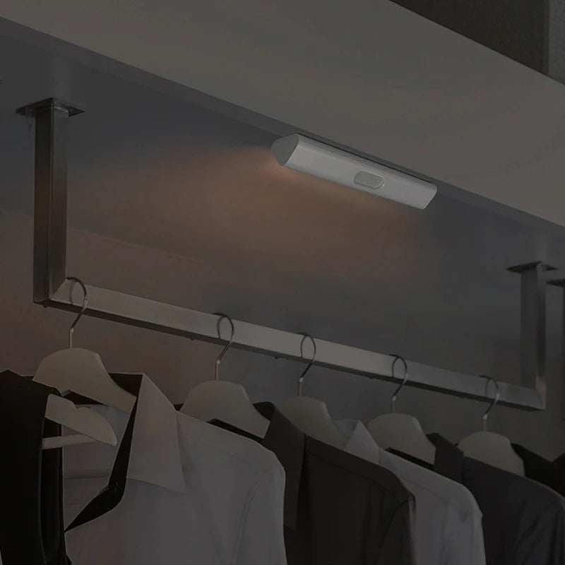 Induction LED-nattlampa med 2 nivåer av ljusstyrka